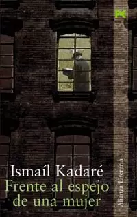 FRENTE AL ESPEJO DE UNA MUJER